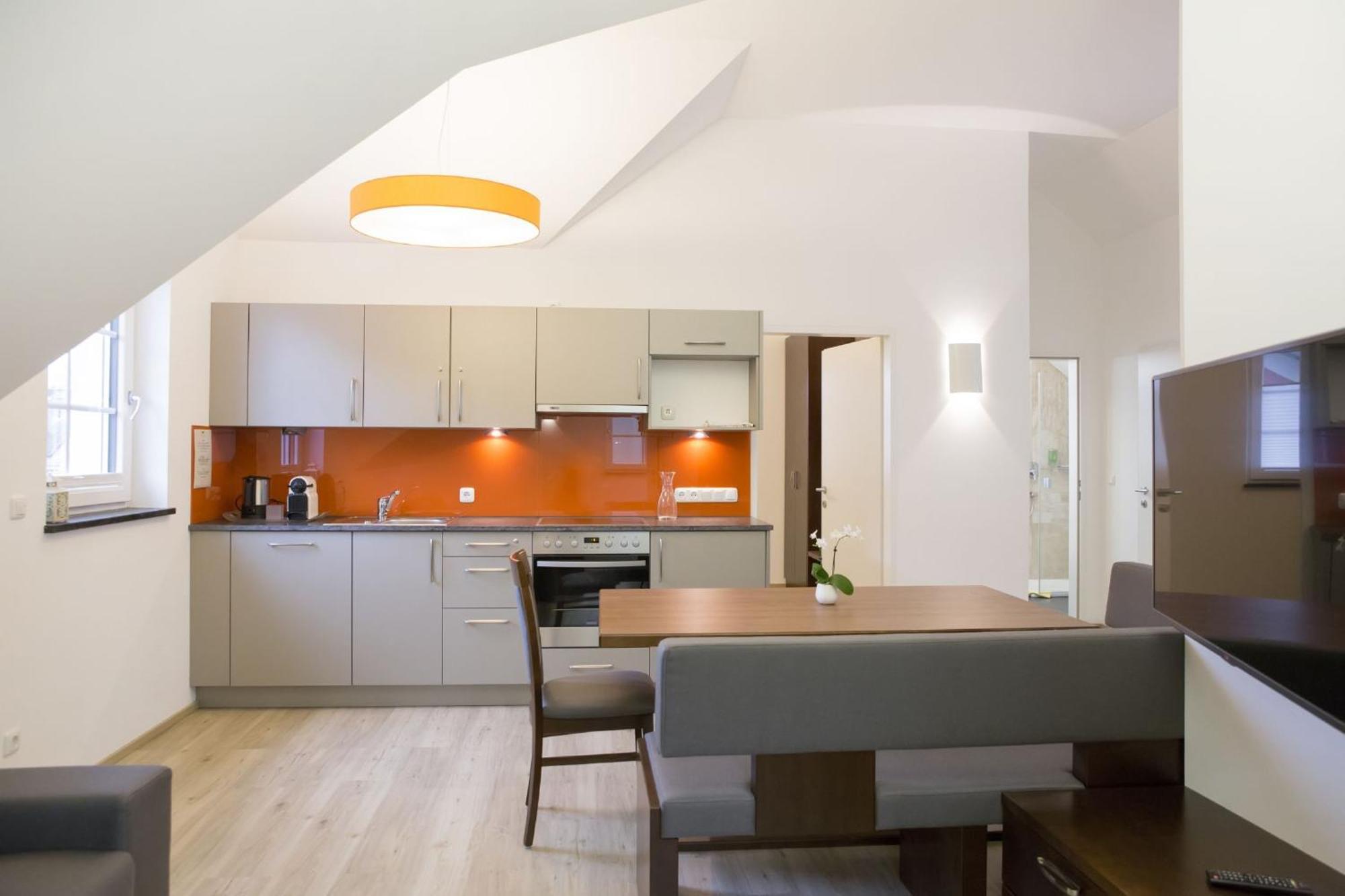 By Gruene Zur Post - 100 % Bio & Ceconi Apartment